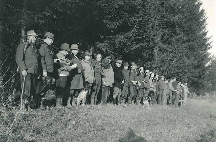 Foto: 60. léta minulého století - tradiční podzimní hony na drobnou zvěř patřily k vrcholům lovecké sezóny.